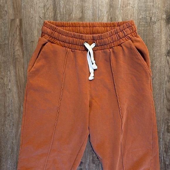 URBAN OUTFITTERS RUST ORANGE RAW HEM CROPPED SWEATPANTS (M) - Picture 4 of 7